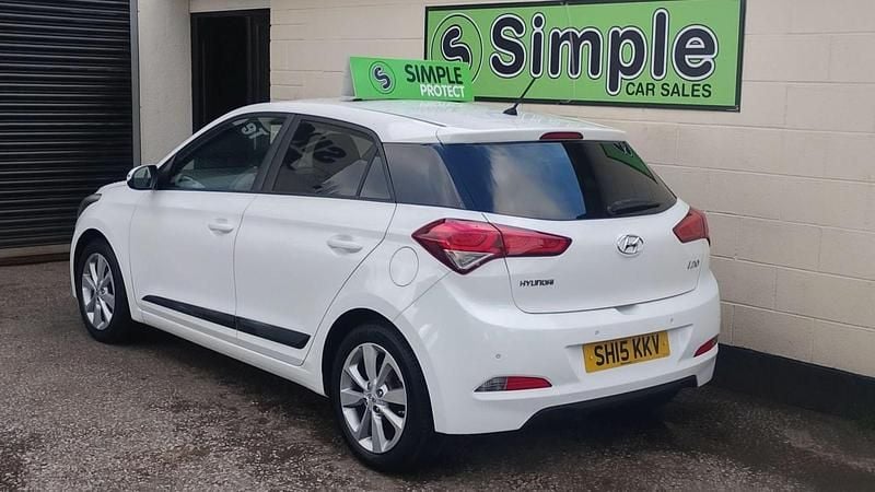 Used Hyundai i20 Premium 84 HP (61 kW) 2015 White Hatchback