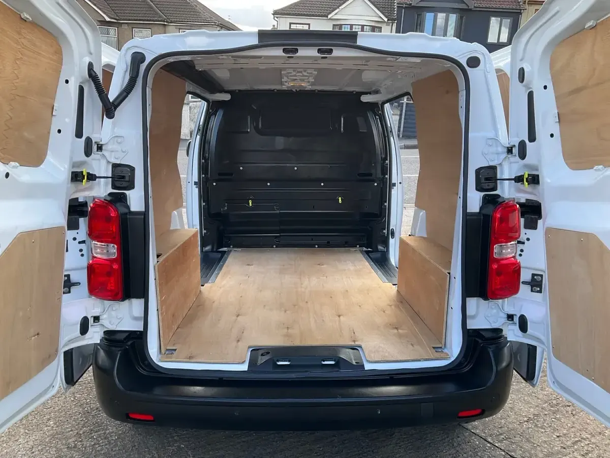 Used Peugeot Expert Premium 145 HP (106 kW) 2022 White Van