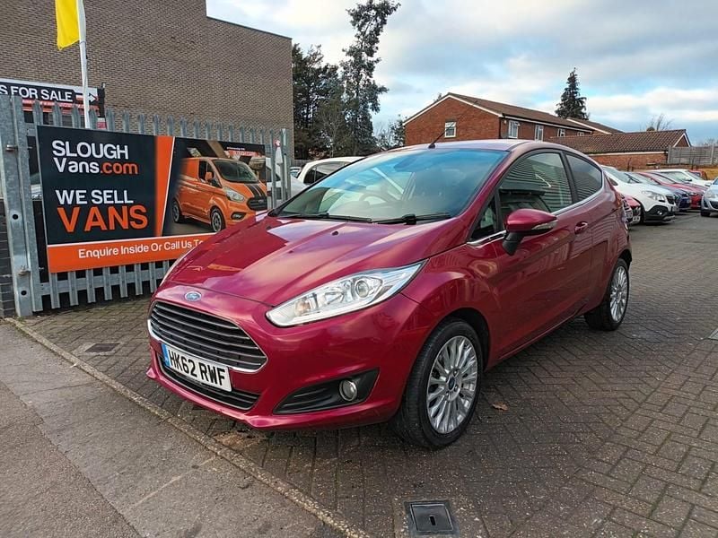 Begagnad Ford Fiesta Titanium 2013 Röd Halvkombi
