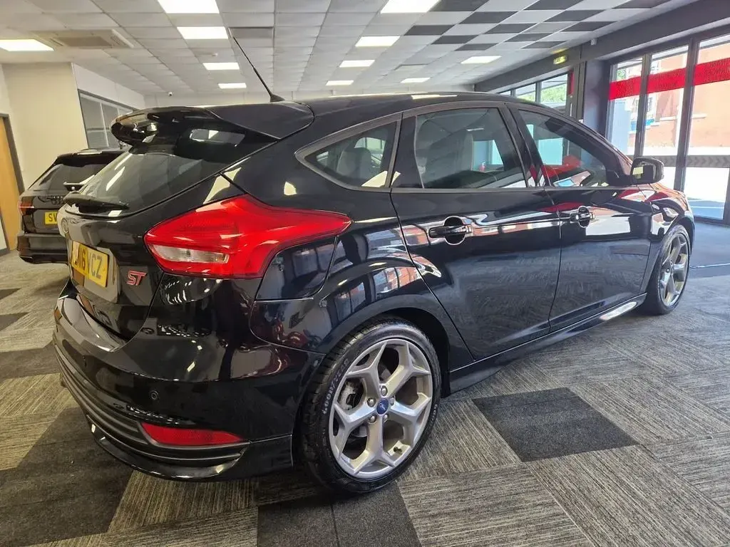 Used Ford Focus ST 250 HP (183 kW) 2016 Black Hatchback