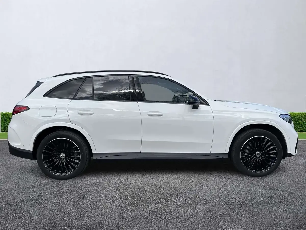 Usado Mercedes GLC300e Urban 2025 Blanco Familiar