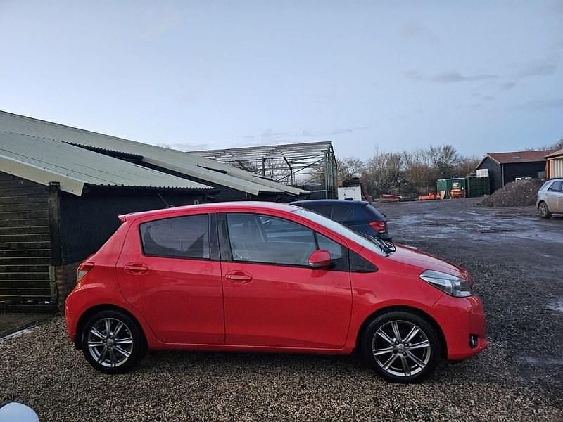 Used Toyota Yaris Multidrive S 99 HP (72 kW) 2012 Red Hatchback
