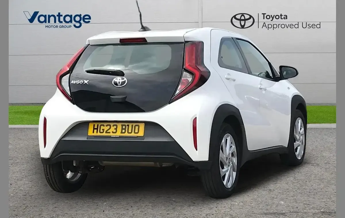 Used Toyota Aygo X PURE 72 HP (52 kW) 2023 White SUV