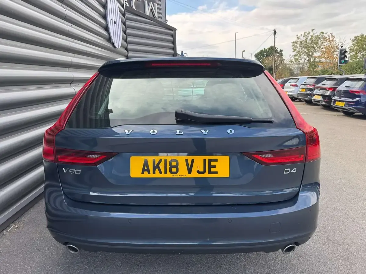 Used Volvo V90 Momentum 187 HP (137 kW) 2018 Blue Estate