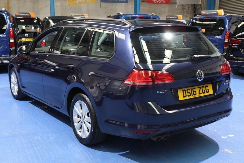 Used VW Golf VII SE 125 HP (91 kW) 2016 Blue Estate