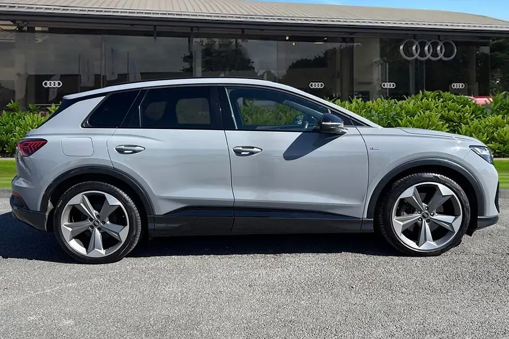 Second-hand Audi Q4 e-tron Black Edition 210 kW (286 CP) 2024 Gri SUV