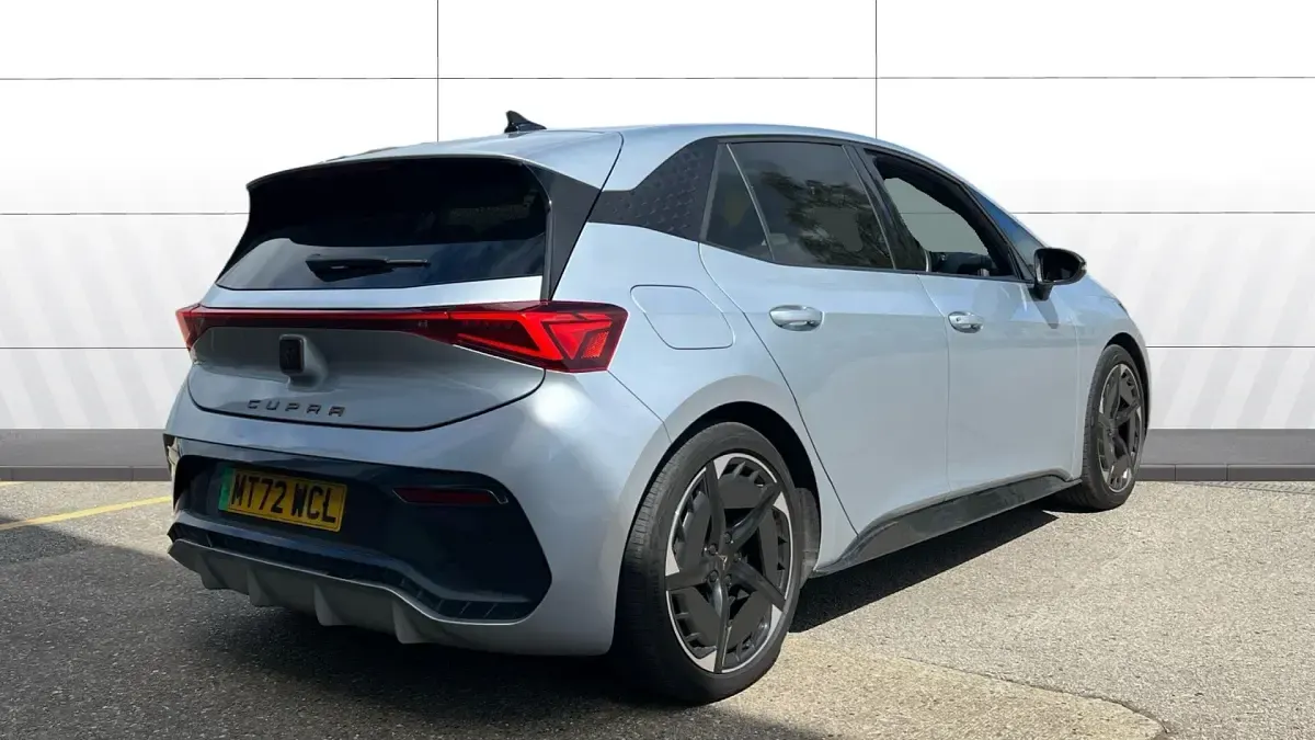 Usado Cupra Born e-Boost 169 kW (230 CV) 2022 Plateado Utilitario