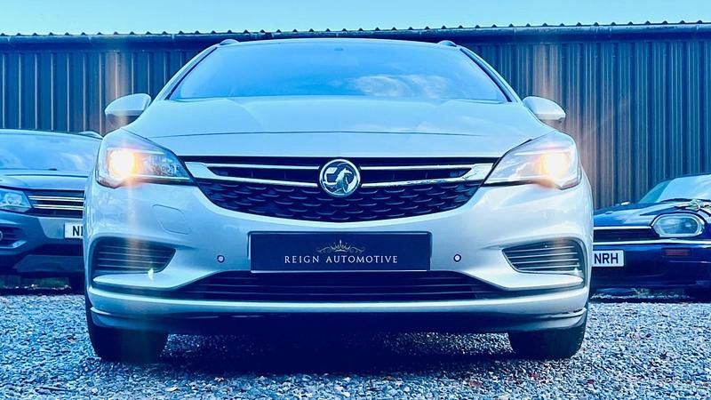 Usado Vauxhall Astra S 2017 Plateado Familiar