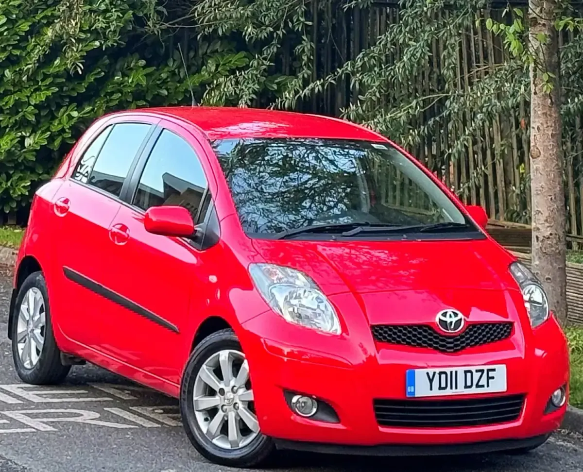 Begagnad Toyota Yaris 2011 Röd Halvkombi