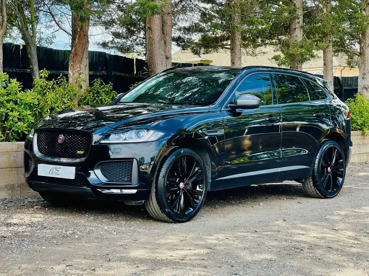 Used Jaguar F-Pace 300 HP (220 kW) 2019 Black SUV