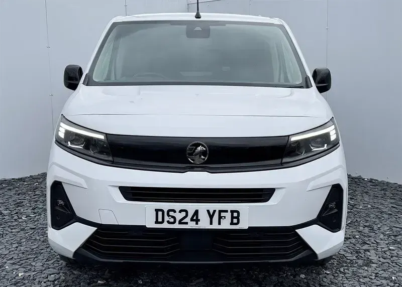 Second-hand Vauxhall Combo S 130 CP (95 kW) 2024 Alb Monovolum