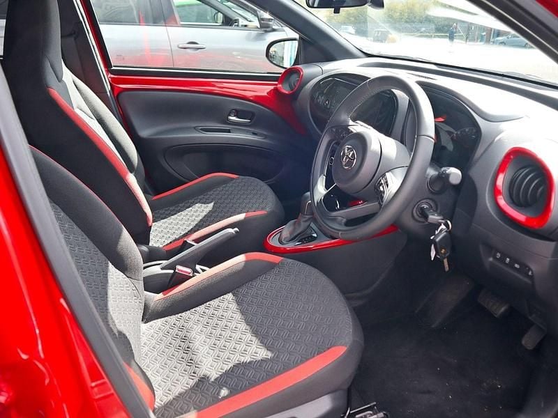 Begagnad Toyota Aygo 2024 Röd Halvkombi