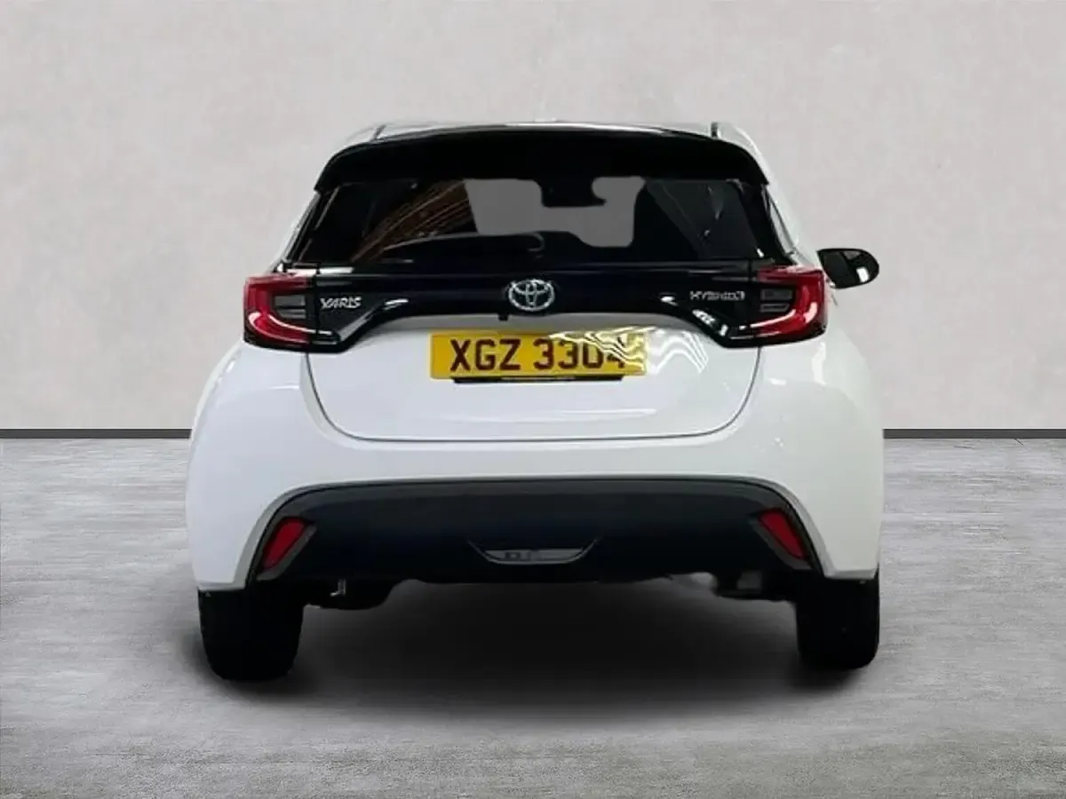 Used Toyota Yaris Hybrid Design 116 HP (85 kW) 2022 White Hatchback