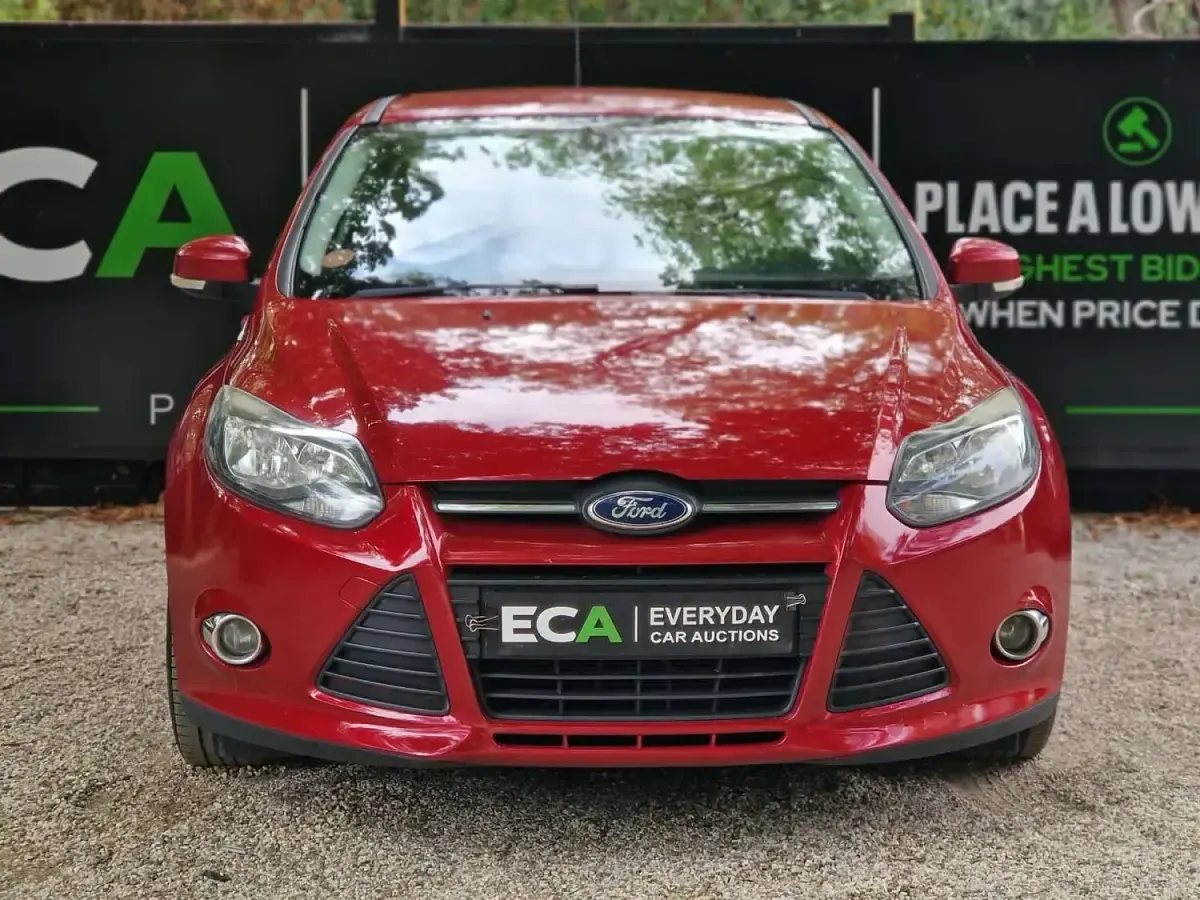 Used Ford Focus Zetec 125 HP (91 kW) 2013 Red Hatchback