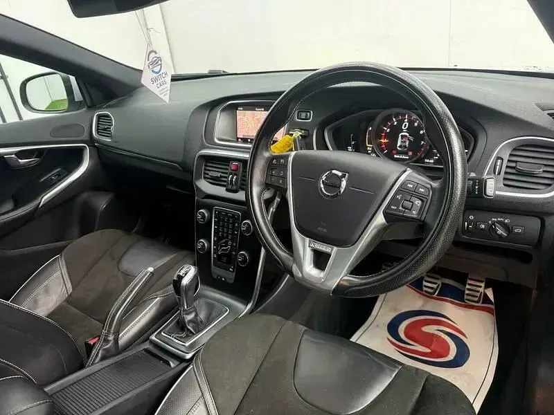 Usado Volvo V40 R-Design 122 CV (89 kW) 2018 Blanco Utilitario