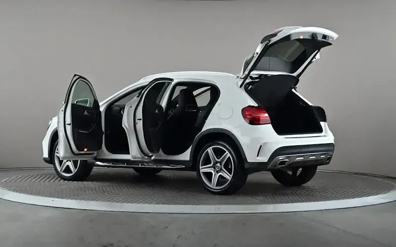 Used Mercedes GLA180 AMG line 122 HP (89 kW) 2019 White SUV