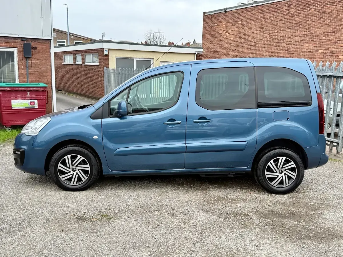 Used Citroën Berlingo Feel 100 HP (73 kW) 2018 Blue MPV