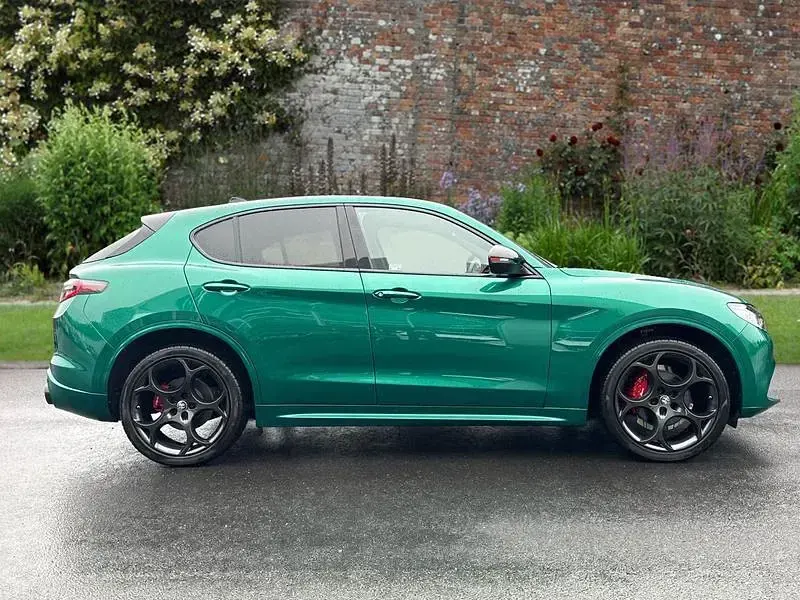 New Alfa Romeo Stelvio 280 HP (205 kW) 2026 Montreal green / black roof 329 SUV