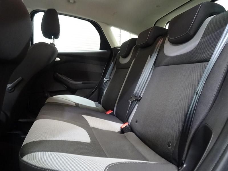 Used Ford Focus Zetec 125 HP (91 kW) 2013 Silver Hatchback