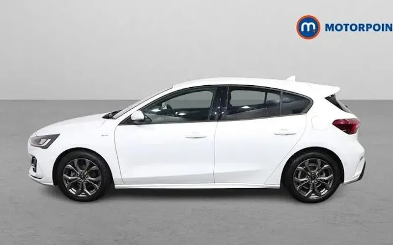 Second-hand Ford Focus ST-Line 125 CP (91 kW) 2022 Alb Hatchback
