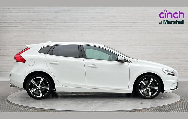 Used Volvo V40 R-Design 120 HP (88 kW) 2019 White Hatchback