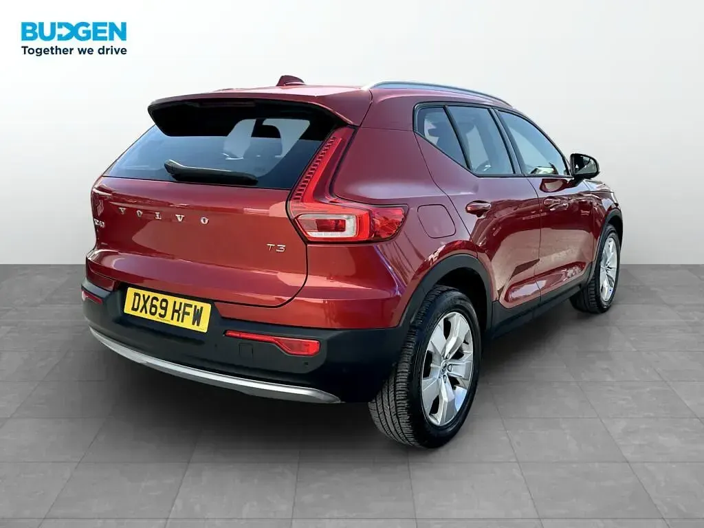 Used Volvo XC40 Momentum 2019 Red SUV