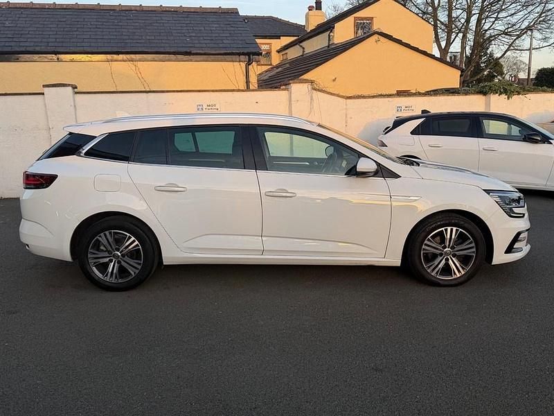 Used Renault Mégane GrandTour Iconic 115 HP (84 kW) 2022 White Estate