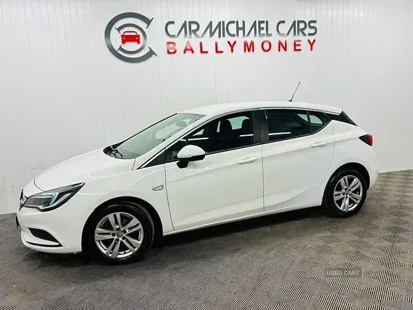 Used Vauxhall Astra Design Edition 2017 White Hatchback