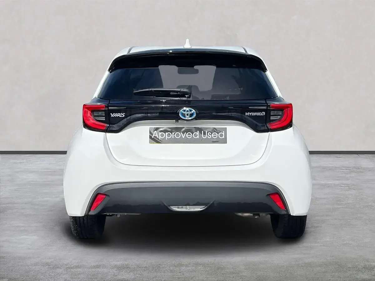 Used Toyota Yaris Design 116 HP (85 kW) 2024 White Hatchback