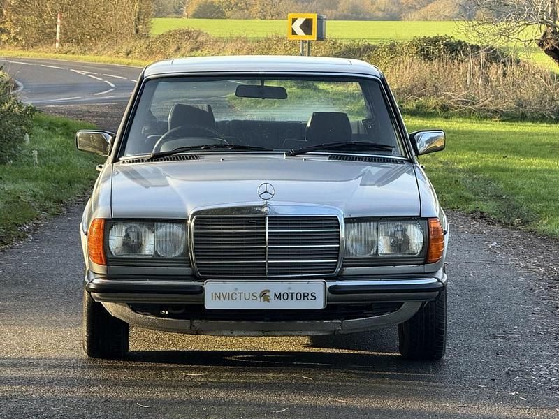 Used Mercedes E230 1985 Silver Sedan