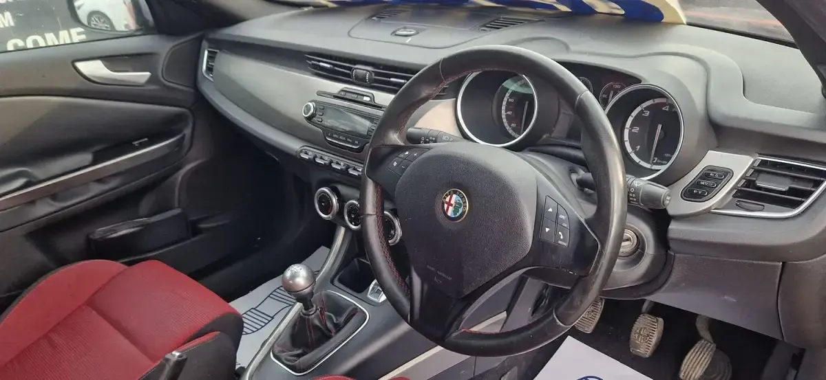 Begagnad Alfa Romeo Giulietta 105 HK (77 kW) 2014 Röd Halvkombi