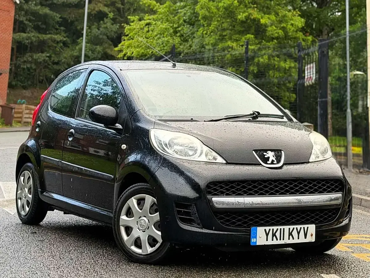 Used Peugeot 107 68 HP (50 kW) 2011 Black Hatchback