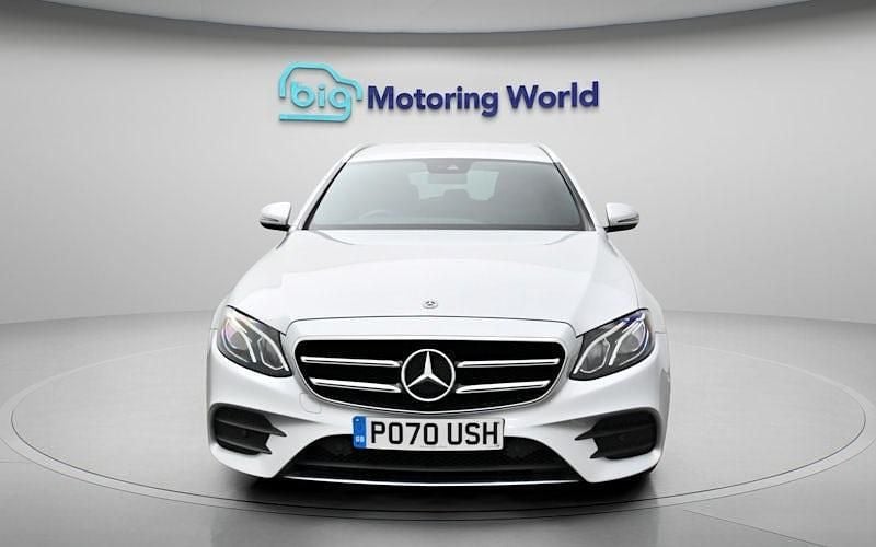 Usado Mercedes E200 AMG line 184 CV (135 kW) 2020 Plateado Familiar
