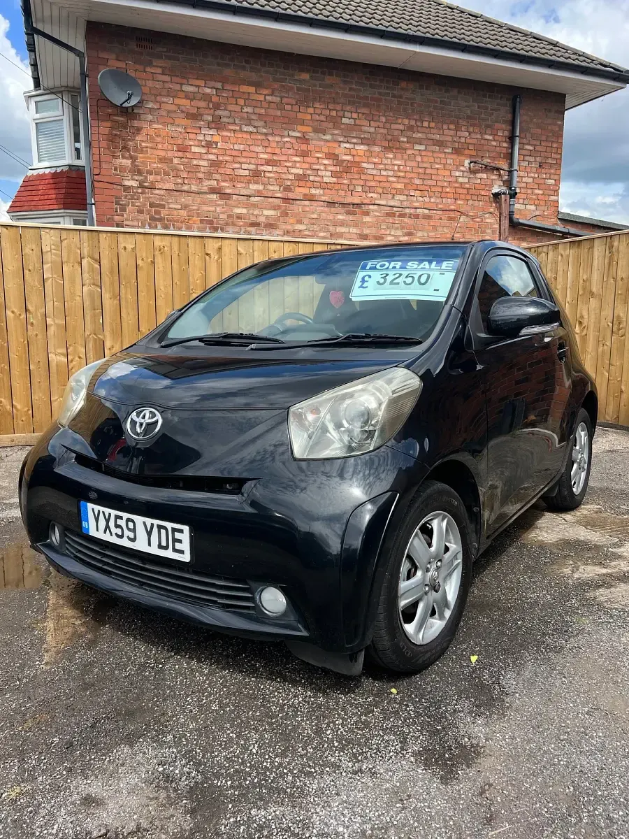 Used Toyota iQ 68 HP (50 kW) 2009 Black Hatchback