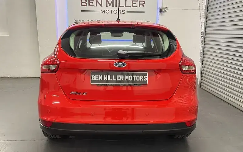 Used Ford Focus Titanium 120 HP (88 kW) 2015 Red Hatchback