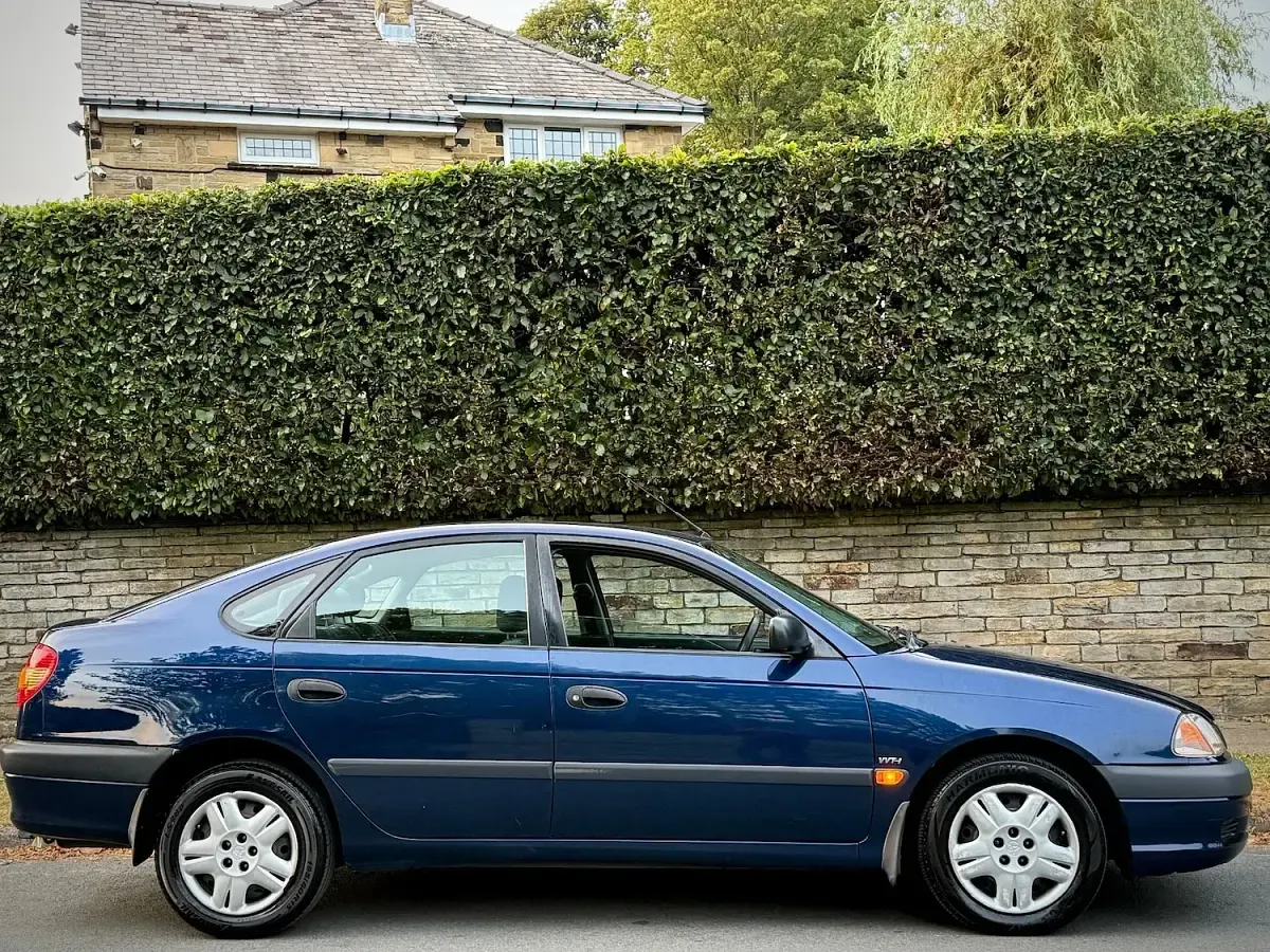 Used Toyota Avensis 110 HP (80 kW) 2001 Blue Hatchback