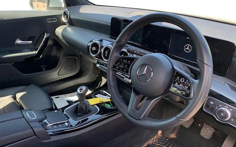 Usado Mercedes A180 SE 136 HP (100 kW) 2020 Prateado Citadino