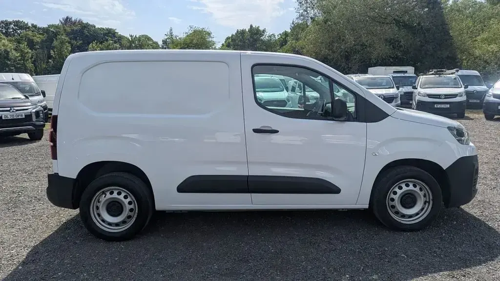 Used Citroën Berlingo 130 HP (95 kW) 2023 White MPV