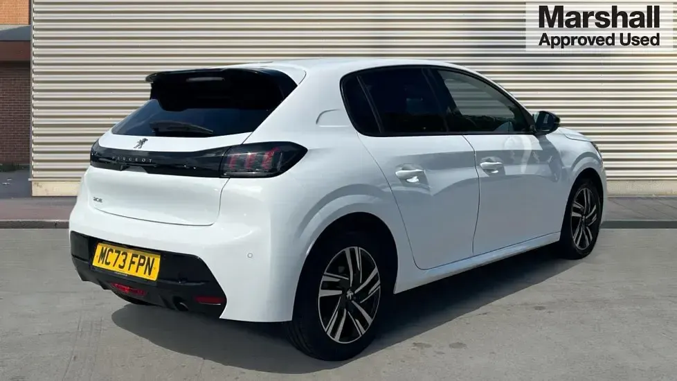 Used Peugeot 208 Allure+ 100 HP (73 kW) 2023 White Hatchback