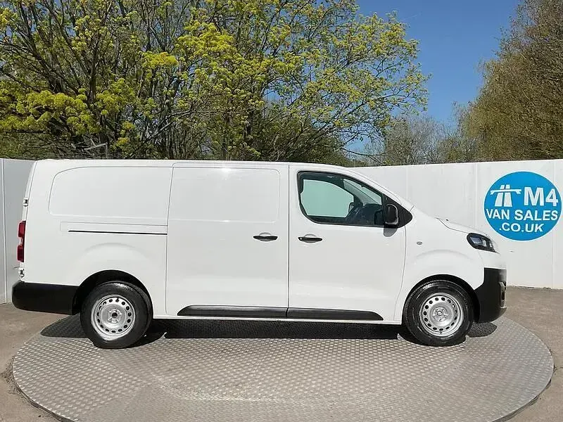 Used Vauxhall Vivaro 100 HP (73 kW) 2021 White MPV