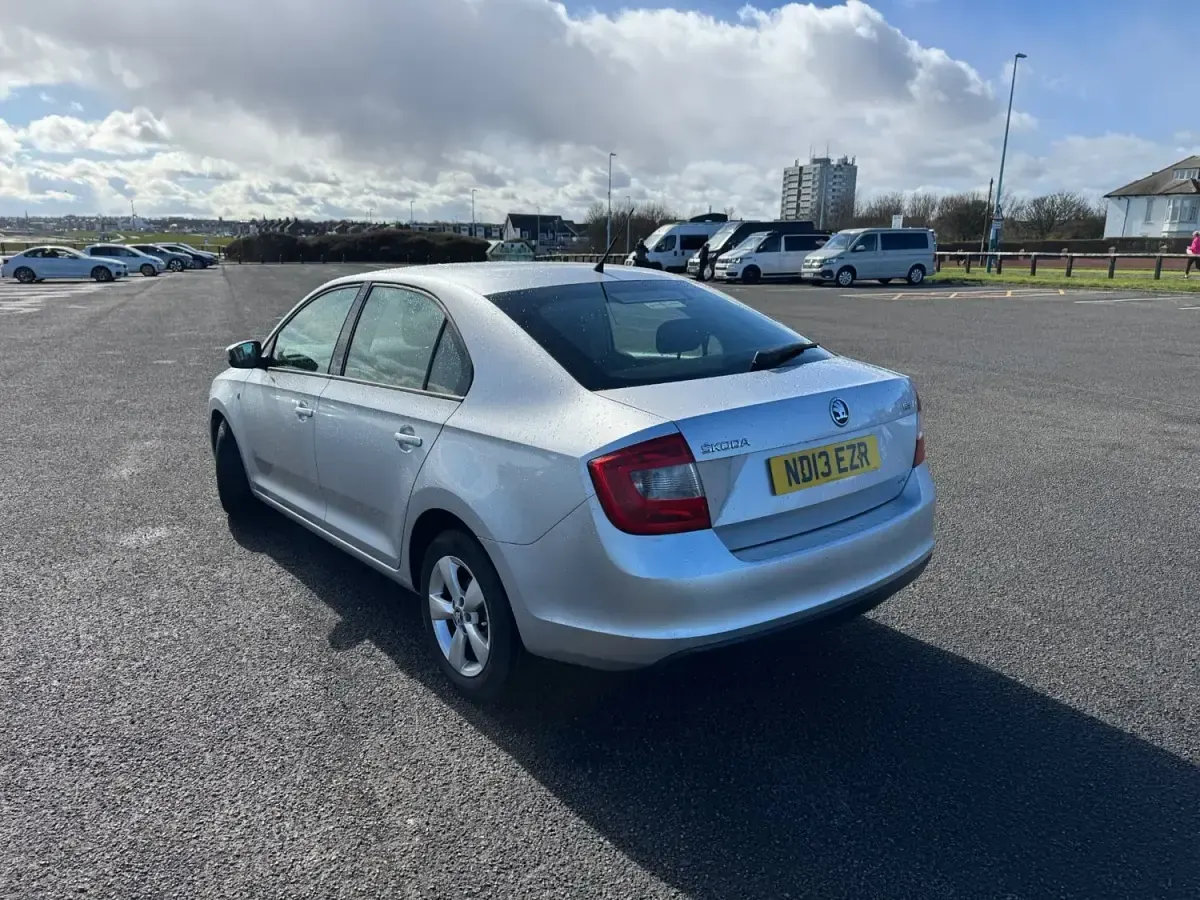 Begagnad Skoda Rapid SE 2013 Silver Halvkombi