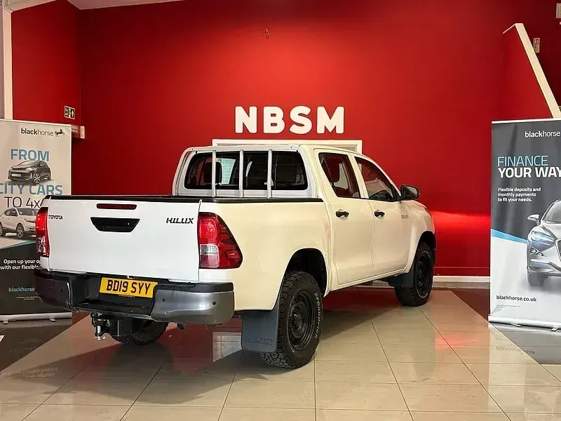 Used Toyota HiLux Active 150 HP (110 kW) 2019 White Pickup
