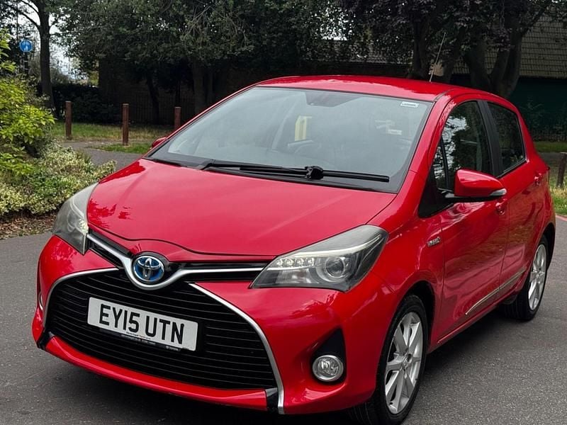 Red Used 2015 Toyota Yaris Hybrid Hatchback | £8,695 (Fair price) - Image 1/4