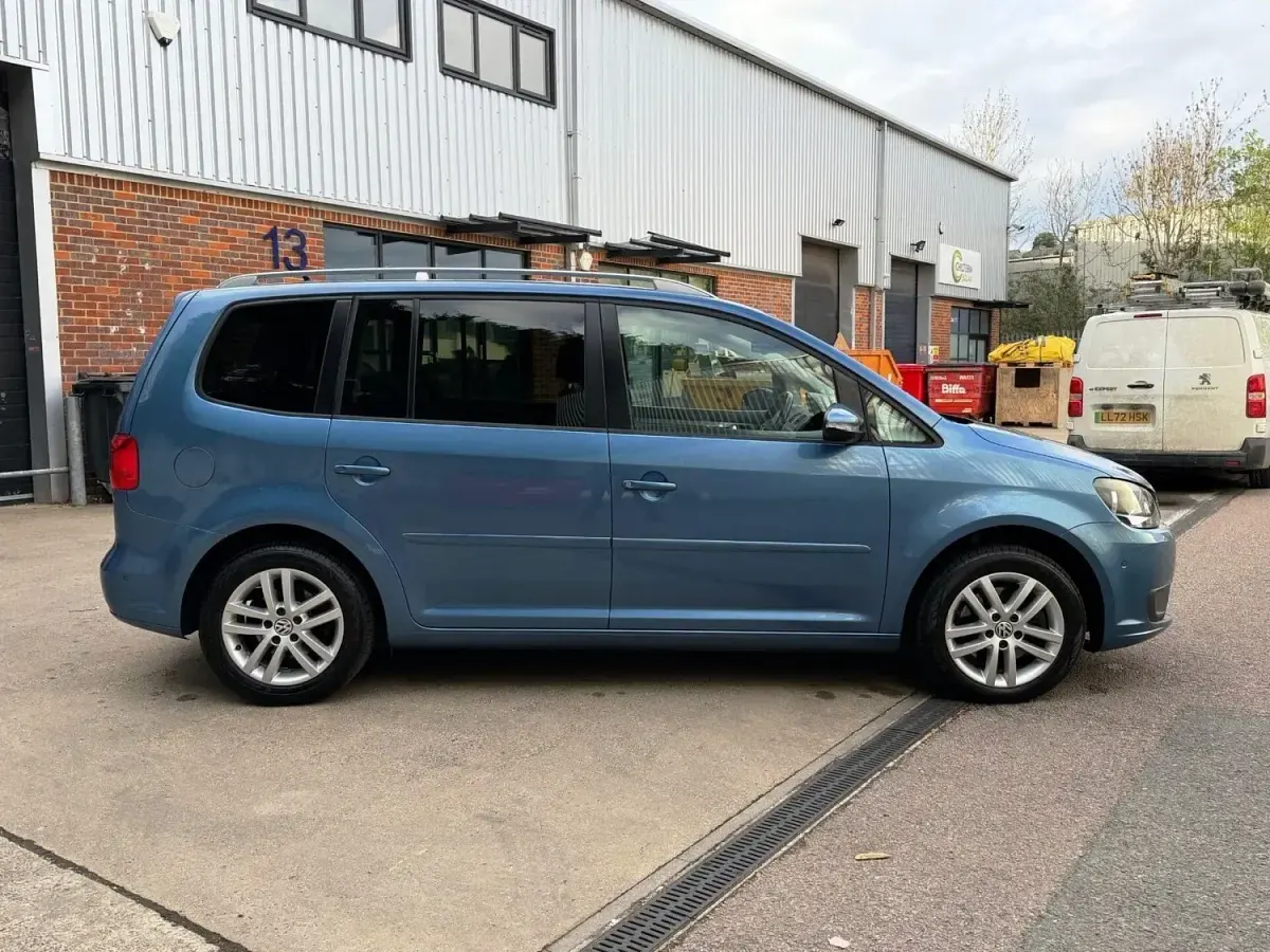 Usado VW Touran SE 140 HP (102 kW) 2015 Azul Monovolume