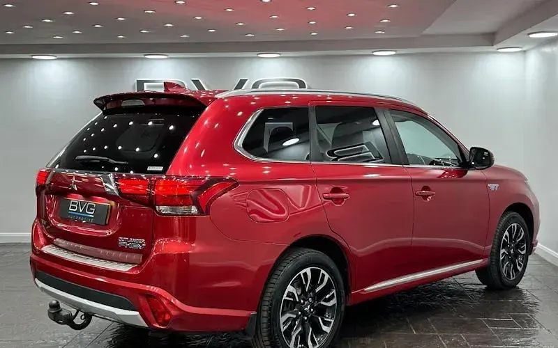 Used Mitsubishi Outlander P-HEV 203 HP (149 kW) 2018 Red SUV