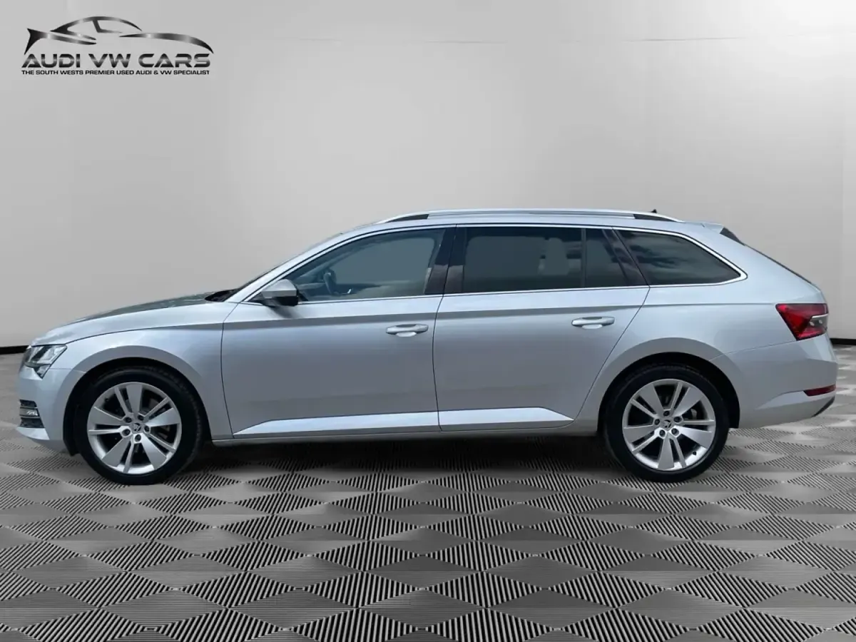 Usado Skoda Superb SE L 150 CV (110 kW) 2020 Plateado Familiar
