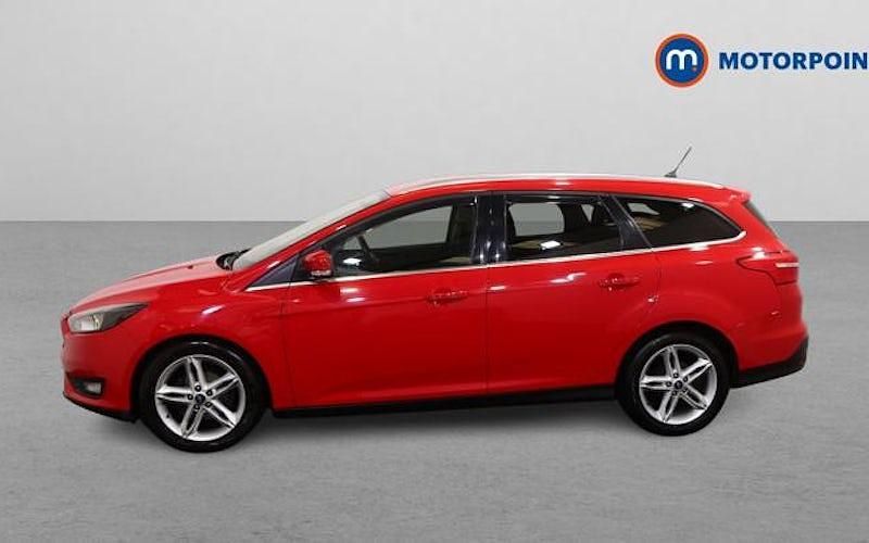 Used Ford Focus Zetec 125 HP (91 kW) 2017 Red Estate