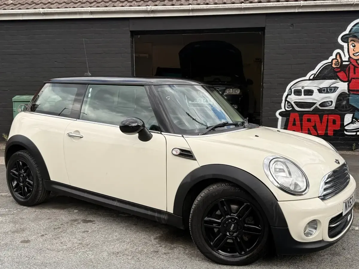 Used Mini Cooper Hatch 122 HP (89 kW) 2013 White Hatchback