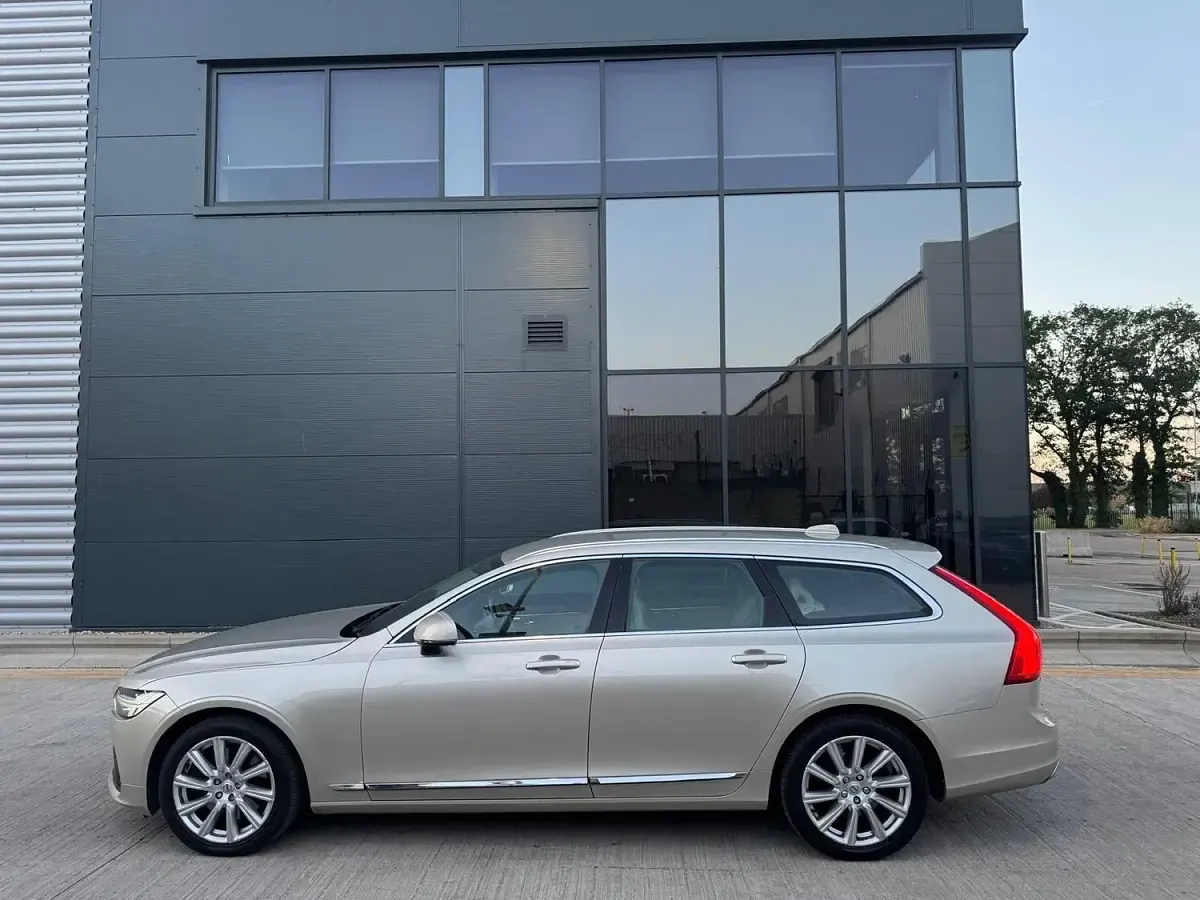 Used Volvo V90 Inscription 190 HP (139 kW) 2017 Gold Estate