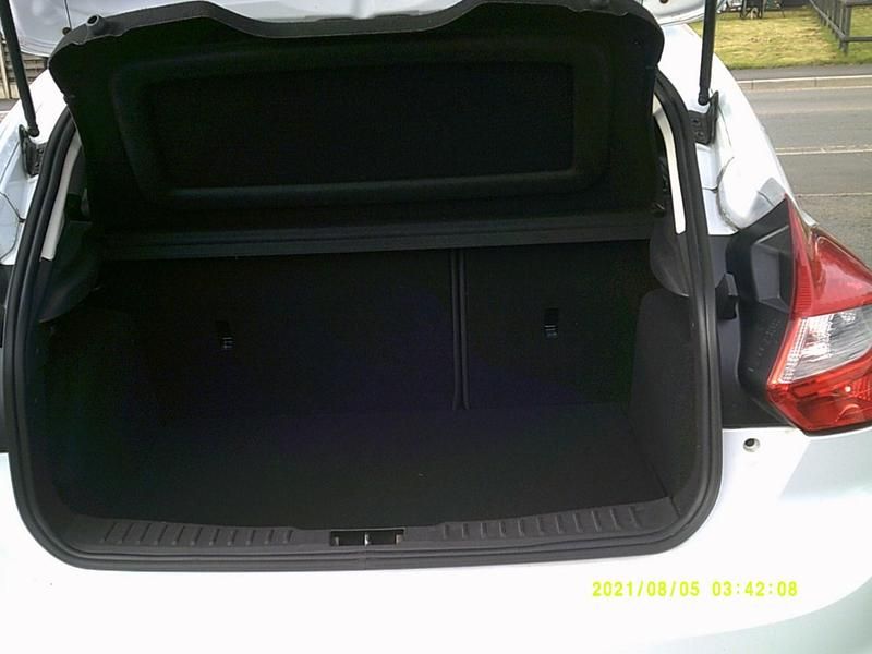 Used Ford Focus Zetec 2013 White Hatchback